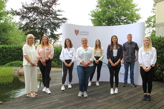 Bild: Neue Auszubildende beim Landkreis - v.l.n.r.: Ausbildungsleiterin Frau Krieter-Hansen, Jugend- und Auszubildendenvertreterin Frau Hennecke, Laura Riemekasten, Emilia Tr&auml;ger, Celina Fromm, Janine Klipstein, Benedikt Klaus, Samira Jakob 