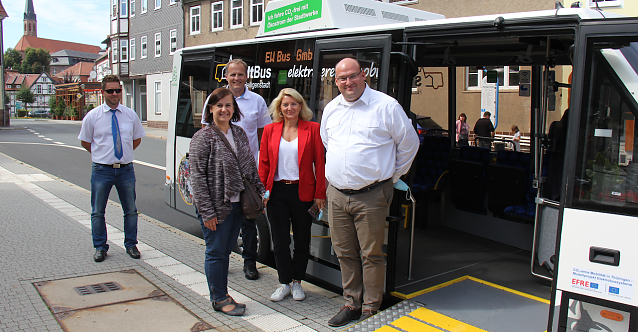 Bild: (v.l.): Barrierefrei und vollelektrisch: Gemeinsam mit Tino Windolph von der EW�Bus machten Regiobus-Verkehrsleiter Thorsten M&uuml;ller und Daniel Radom den Alltagstest an der Bushaltestelle G&ouml;ttinger Stra&szlig;e. Zwei Vertreterinnen des Landkreises Potsdam-Mittelmark begleiteten die beiden.