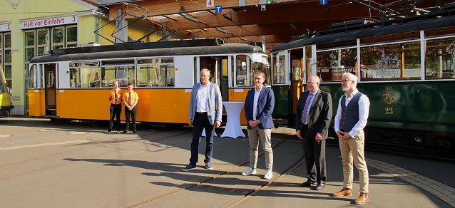 Bild: Zum Ausblick auf die kommenden Jahre traf man sich heute im gr&ouml;&szlig;ten weil einzigem Stra&szlig;enbahndepot des Th&uuml;ringer Nordens in Nordhausen. v.l.: der Nordh&auml;user Landrat Matthias Jendricke, VMT Gesch&auml;ftsf&uuml;hrer Christoph Heuing, Minister Benjamin Immanuel Hoff und Fahrdienstleiter Thorsten Schwarz 
