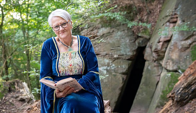 Bild: Mechthild F&uuml;hr bei der M&auml;rchenwanderung
