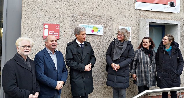 Bild: &Uuml;bergabe der Informationstafel. Von links nach rechts sind abgebildet:  Zeitzeuge Edgar Pferner, Vorsitzender des Grenzlandmuseums Eichsfeld Horst Dornieden, Th&uuml;ringer Minister f&uuml;r Jugend, Bildung und Sport Helmut Holter, die Nieders&auml;chsische Staatssekret&auml;rin Gaby Willamowius, Zeitzeugin Kathrin Begoin-Weber und Gesch&auml;ftsf&uuml;hrerin des Grenzlandmuseum Eichsfeld Mira Keune.