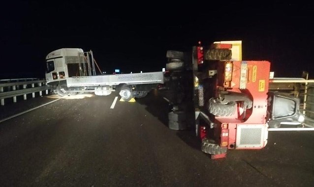 Bild: Verunfallter LKW auf der A4