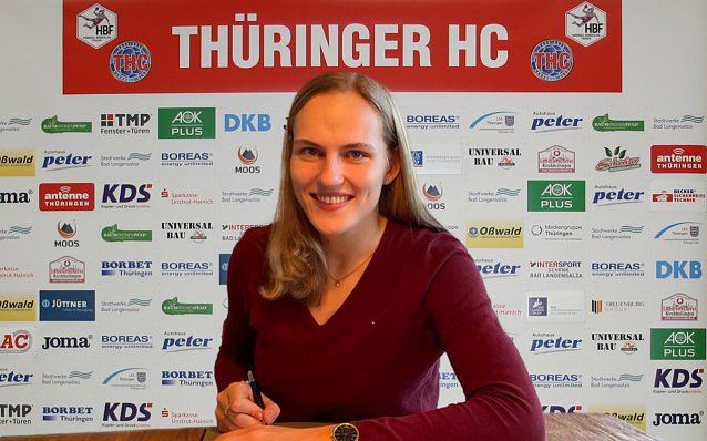 Bild: Annika Lott bei der Vertragsunterzeichnung.