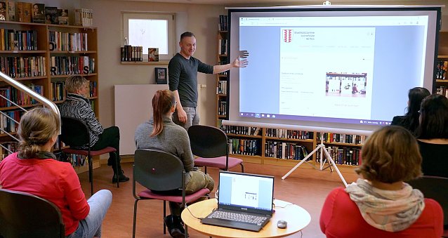 Bild: Bibliotheksleiter Joachim Kaufhold pr&auml;sentiert Stadtmitarbeitern die neuen multimedialen M&ouml;glichkeiten.