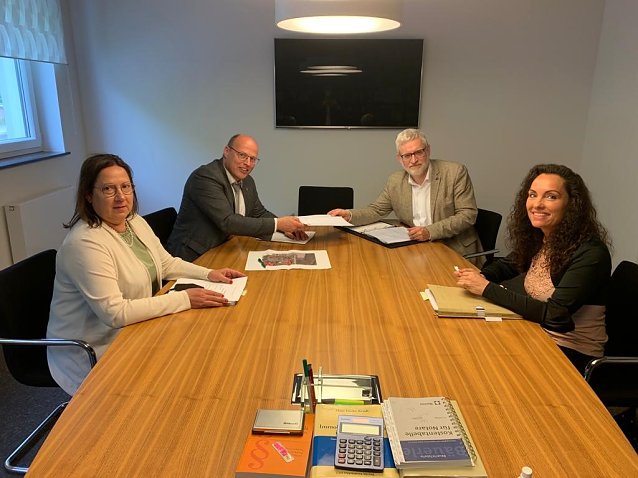 Bild: Heike Genzel (K&auml;mmerin Stadt Leinefelde-Worbis), B&uuml;rgermeister Marko Grosa, Justiziar J&ouml;rg Eberhard f&uuml;r das Bistum Erfurt und Doreen May (Mitarbeiterin Liegenschaften Stadt Leinefelde-Worbis).