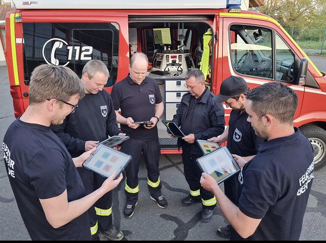 Bild: Tablets werden &uuml;bergeben v.l.n.r. Thomas Br&uuml;mmer (Feuerwehr G&uuml;nterode), Martin Werkmeister (Feuerwehr  Rengelrode), Tobias Heimbrodt (Feuerwehr Flinsberg), Udo Jahn (stellv. Stadtbrandmeister), Mathias  Jahn (Feuerwehr Kalteneber), Peter Hausmann (Feuerwehr Bernterode)