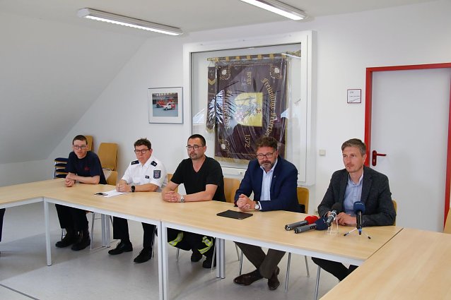 Bild: v.l.: Daniel Kunze, Kreisbrandinspektor des Landkreises, Thomas Gubert, Inspektionsdienst der Polizei, Marcel Steinecke, Wehrf&uuml;hrer und Einsatzleiter B&uuml;rgermeister Frank Rostek und Dr. Marcus Schirmer, Gesch&auml;ftsf&uuml;hrer Backstube Panem