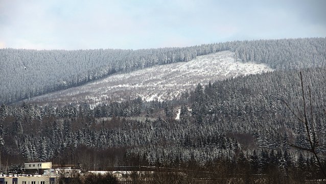 Bild: Der Gro&szlig;e Beerberg bei Suhl: Orkansturm Kyrill hatte diesen im Januar 2007 &uuml;bel zugerichtet. Zehn Jahre sp&auml;ter zeigt sich neuer Mischwald, entstanden aus Aufforstungen und erg&auml;nzt mit Naturverj&uuml;ngungen