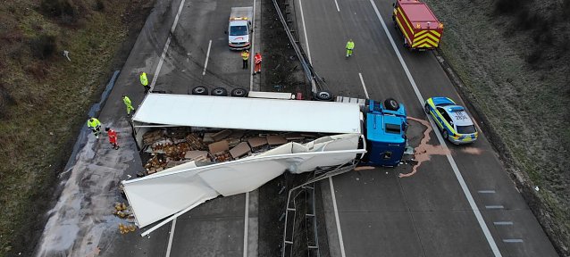 Bild: Havarierter Lkw auf der A38