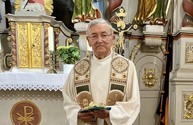 Bild: Pfarrer Kowallik bei seinem Goldenen Priesterjubil&auml;um in Teistungen. 