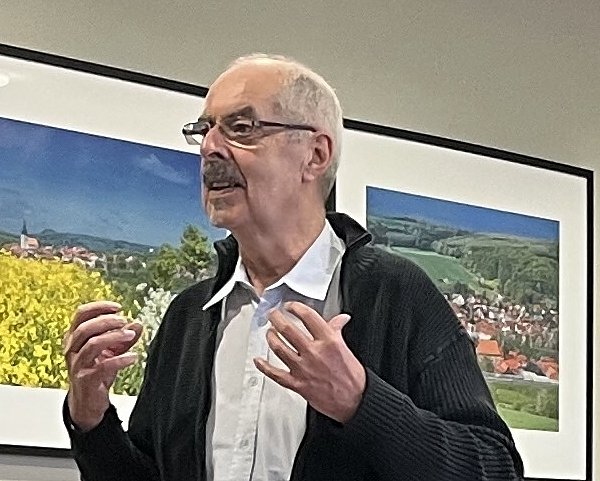 Bild: Hans Kuhnert w&auml;hrend der Lesung