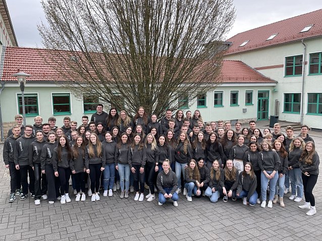 Bild: Auf dem Absprung: die 12er des Gymnasiums
