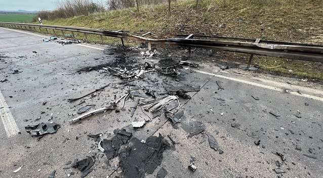 Bild: Tr&uuml;mmerteile an der Unfallstelle heute Vormittag
