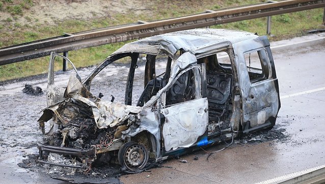 Bild: Dieser VW Caddy brannte komplett aus. Die Beifahrerin konnte sich retten, der Fahrer verbrannte im Fahrzeug
