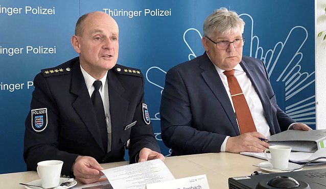 Bild: Der Leiter der Landespolizeiinspektion Matthias Bollennbach und der leitende Krnimanlbeamte Detlef Grabs stellten die Kriminalit&auml;tsstaistik vor