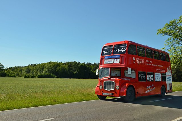 Bild: Der rote Londonbus macht im Sinne der Herzgesundheit kommende Woche vor dem Klinikum halt