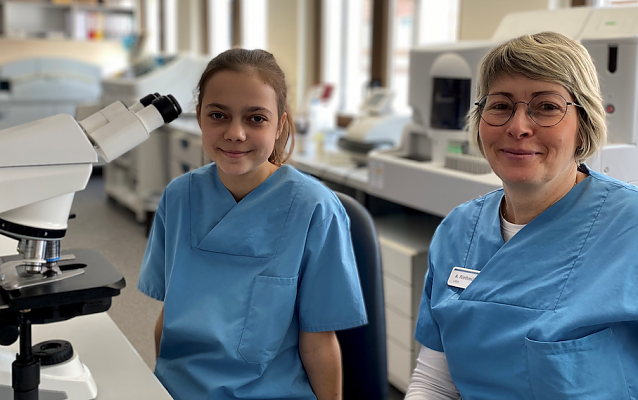 Bild: Sch&uuml;lerin Paulina mit Frau Riethm&uuml;ller, Mitarbeiterin Labor des Eichsfeld klinikums