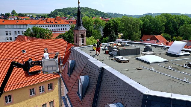 Bild: Das Flachdach des Verwaltungsgeb&auml;udes Kaufeck in Worbis eignete sich gut f&uuml;r die Installation einer PV-Anlage.
