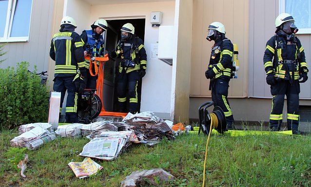 Bild: Zeitungspapierstapel wurden offenbar mutwillig angez&uuml;ndet