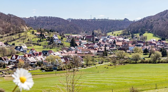 Bild: Ausblicke mit Wiedererkennungswert gibt es viele in der Region Eichsfeld: Hier z.B. der Blick auf die Ortschaft Lutter.