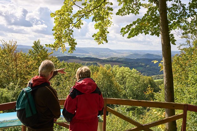 Bild: Bildunterschrift: Mit dem WanderBus die Region erkunden: Bei der vierten Tour des Jahres erkundet Wanderf&uuml;hrer Stefan Sander von der Stiftung Naturschutz Th&uuml;ringen mit den Teilnehmern das Eichsfeld nahe dem Franziskanerkloster H&uuml;lfensberg