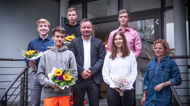 Bild: Simon Egert, Elias Krause, Vitus Heinemann, Sarah Apostel und Marius Kromer (von links) mit B&uuml;rgermeister Christian Zwingmann und Nicol&eacute; Hildebrandt (re.) vom Personalrat.
