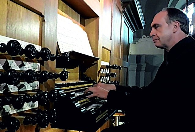 Bild: Prof. Friedhelm Flamme an der Oehninger Orgel in Worbis 