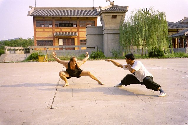Bild: v. l.: Joachim Retzek (Adler-Stil); Shaolin-K&auml;mpfer (Schlangen-Stil) in der VR China