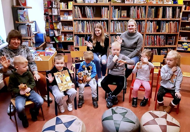 Bild: Die Steppkes des Worbiser Mischka-Kindergartens hatten viel Spa&szlig; in der Bibliothek.