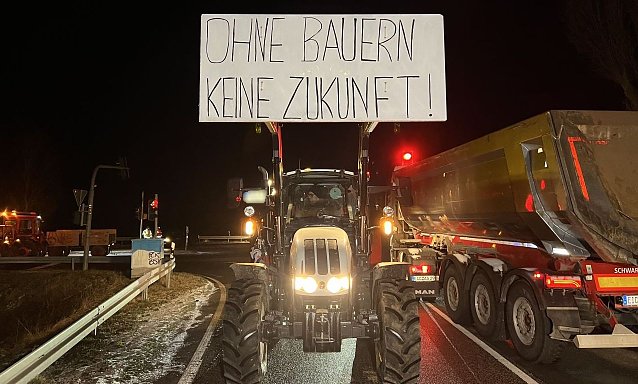 Bild: Seit dem fr&uuml;hen Morgen waren die Bauern wie hier bei Bleicherode unterwegs