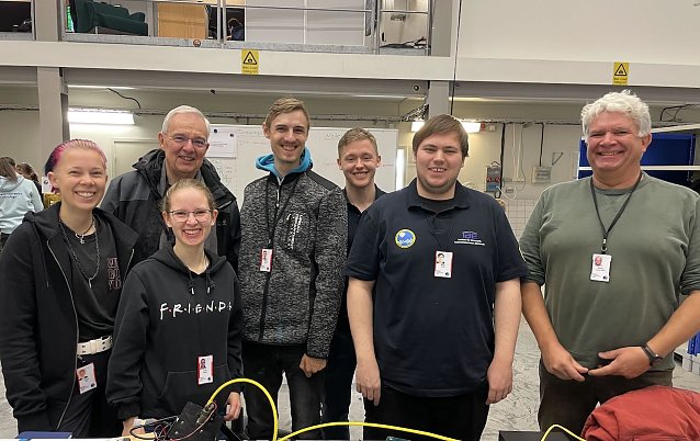 Bild: Nordh&auml;user Studierende und ihre Professoren mit einem entwickelten Elektroniksystem f&uuml;r ein Experiment am Stratosph&auml;renballon