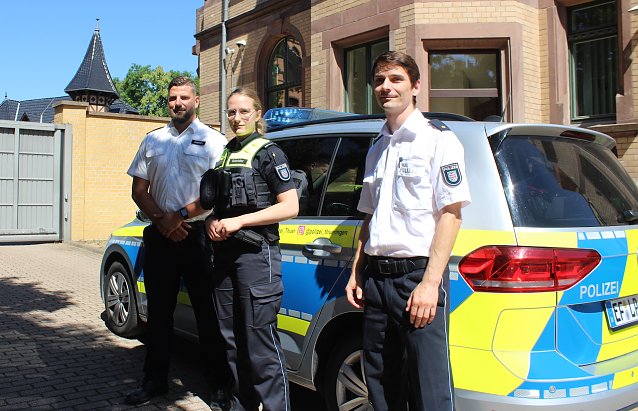 Bild: Polizeoberkommissar Kevin Clemen, Auszubildende Ronja Schr&ouml;der und Polizeirat Marcus B&uuml;rgel im Hof der Bad Langensalzaer Wache