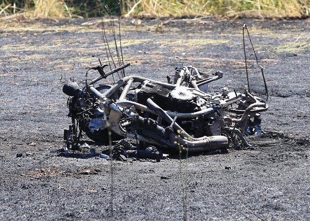 Bild: Ausgebranntes Motorrad nach Unfalll