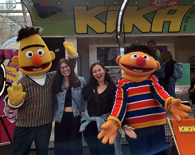 Bild: Zwei junge Frauen zwischen den Figuren Ernie und Bert auf der Buchmesse Leipzig