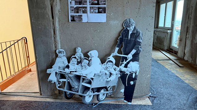 Bild: ein historisches Foto auf einer Wand im "Blumenblock" in Leinefelde