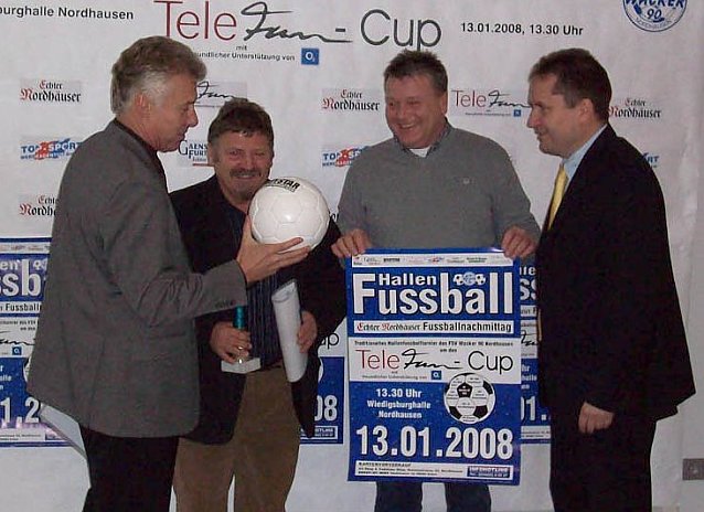Bild: Vier Herren und ein Ball