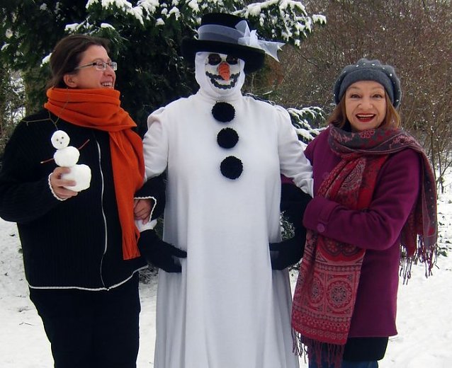 Bild: Schneemann und zwei Frauen