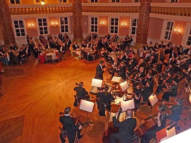 Bild: Schlossball er&ouml;ffnet