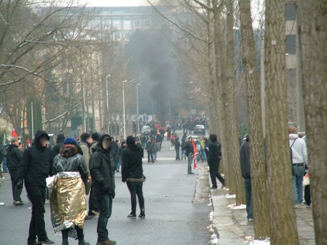 Bild: Brennende Barrikaden in der Franklin-Stra&szlig;e