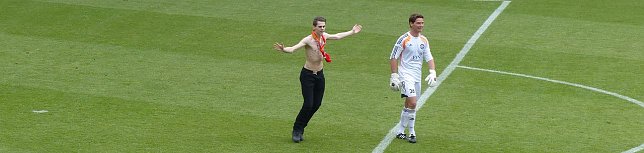 Bild: Wacker-Keeper Wohlfeld bekommt "Besuch".