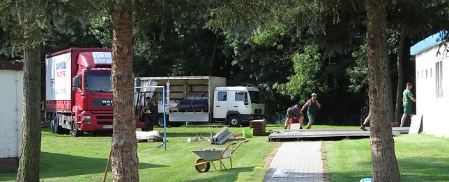 Bild: Letzte Arbeiten im AKS - das VIP-Zelt wird aufgebaut.
