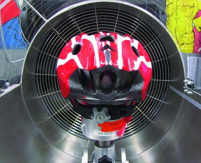 Bild: Bel&uuml;ftungstest Der warme Pr&uuml;fkopf unter dem Helm wird im Luftstrom gek&uuml;hlt, seine Temperatur gemessen.