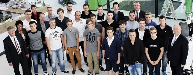Bild: Erfreut pr&auml;sentiert Helmut Peter (rechts) seine neuen Auszubildenden. Links: die Ausbildungsleiter Achit T&ouml;lle und Kornelia Zennecke, hinten rechts: Fachschaftsleiter Rainer Sturm. Sie alle arbeiten Hand in Hand.