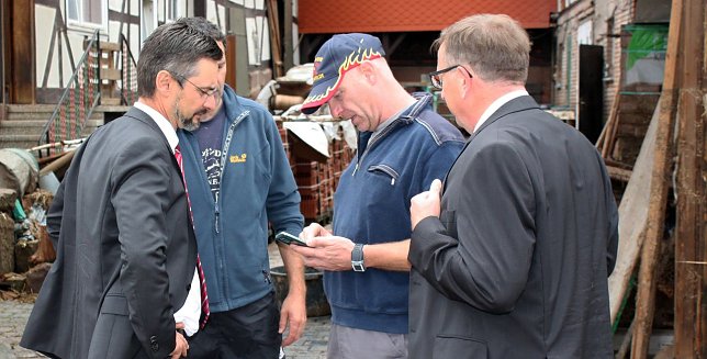 Bild: Innenstaatssekret&auml;r Udo G&ouml;tze und Landrat Dr. Werner Henning machten sich am Dienstag vor Ort ein Bild von der Lage.