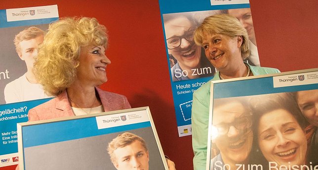 Bild: Th&uuml;ringens Infrastrukturministerin Birgit Keller (links) und Dagmar Lemke, Landesverkehrswacht Th&uuml;ringen, pr&auml;sentieren den Aufruf zur L&auml;chelkampagne