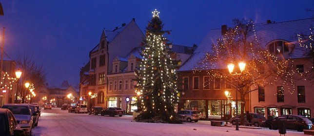 Bild: So sch&ouml;n sah Hettstedts Markt aus - jedoch nicht zu Weihnachten, sondern gestern Abend um 17.15 Uhr. Und so sch&ouml;n bezuckert h&auml;tte er bleiben k&ouml;nnen, doch schon eine Stunde sp&auml;ter setzte Frau Holle ihre flei&szlig;igen Helfer ein.