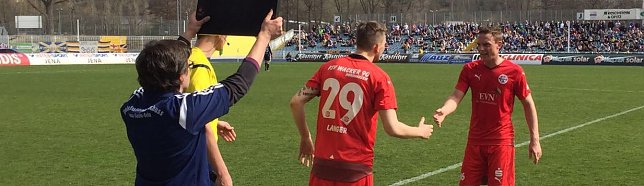 Bild: Wechsel bei Wacker in der 40. Minute: F&uuml;r Pe&szlig;olat spielt nun Langer