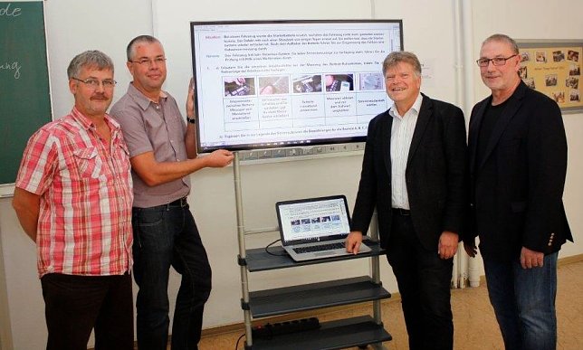 Bild: Monitore &uuml;bergeben