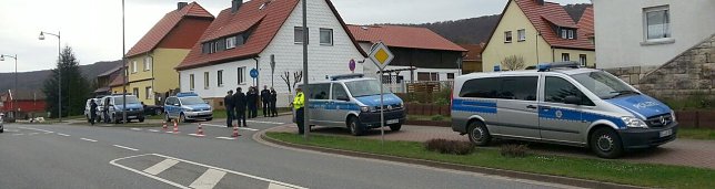 Bild: Polizei und Spezialkr&auml;fte in Obergebra (Archiv)