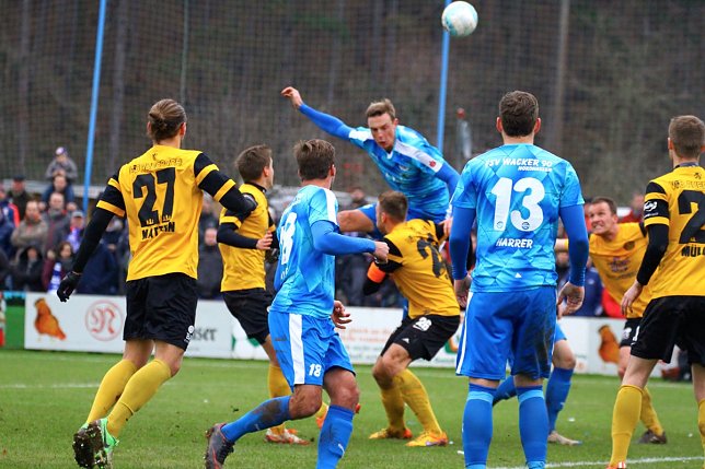 Bild: Matthias Pe&szlig;olat im Kopfballduell